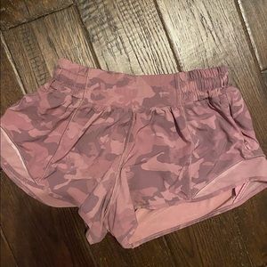 lulu lemon size 4 pink camo hotty hot shorts